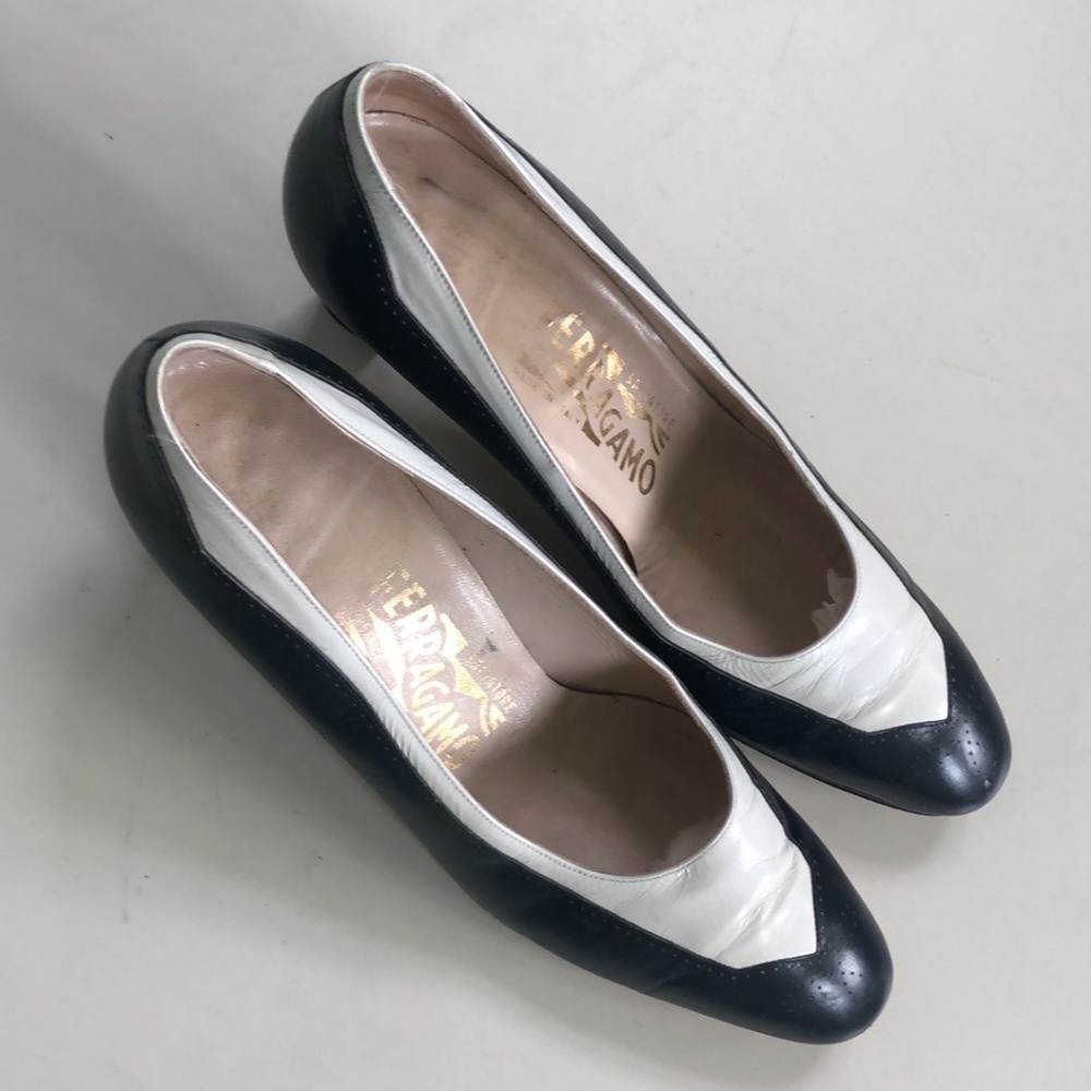 Ferragamo Navy Wingtip Heels Size 7.5 - Picture 4 of 15